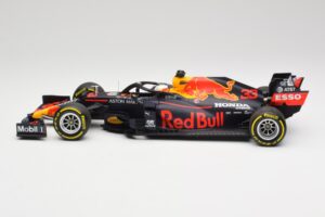 Aston Martin Red Bull Racing RB16 #33 M. Verstappen Abu Dhabi GP Winner 2020 Minichamps 1:18 110201733 Metall — bild 3 av 7