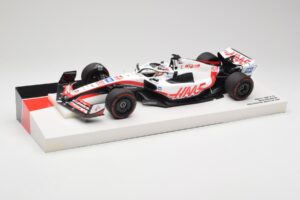 Haas VF-22 #20 K. Magnussen Pole Position Brazil GP 2022 Minichamps 1:18 147222120 Metall — bild 2 av 7