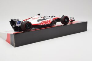 Haas VF-22 #20 K. Magnussen Pole Position Brazil GP 2022 Minichamps 1:18 147222120 Metall — bild 3 av 7