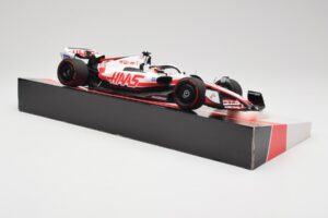 Haas VF-22 #20 K. Magnussen Pole Position Brazil GP 2022 Minichamps 1:18 147222120 Metall — bild 4 av 7