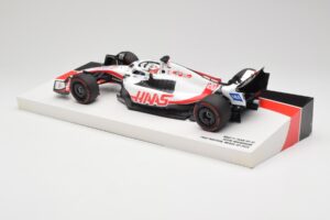 Haas VF-22 #20 K. Magnussen Pole Position Brazil GP 2022 Minichamps 1:18 147222120 Metall — bild 5 av 7