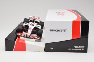 Haas VF-22 #20 K. Magnussen Pole Position Brazil GP 2022 Minichamps 1:18 147222120 Metall — bild 6 av 7