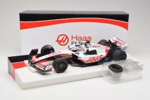 Haas VF-22 #20 K. Magnussen Pole Position Brazil GP 2022 Minichamps 1:18 147222120 Metall — bild 7 av 7