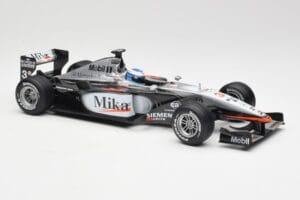 McLaren MP4-16 #4 M. Häkkinen F1 2001 Hot Wheels 1:18 50198 Metall — bild 4 av 6