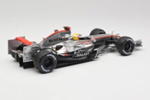 McLaren MP4-25 Mercedes #2 L. Hamilton Showcar 2010 Minichamps 1:18 110100006-R1 Metall — bild 2 av 6