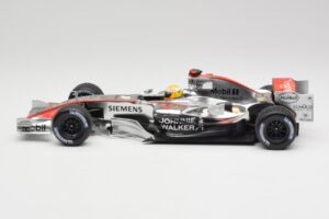 McLaren MP4-25 Mercedes #2 L. Hamilton Showcar 2010 Minichamps 1:18 110100006-R1 Metall — bild 3 av 6