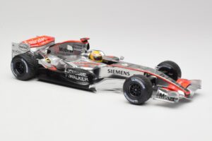 McLaren MP4-25 Mercedes #2 L. Hamilton Showcar 2010 Minichamps 1:18 110100006-R1 Metall — bild 4 av 6