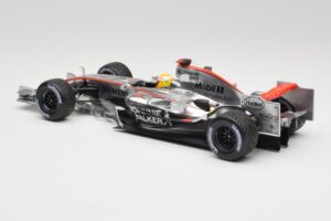 McLaren MP4-25 Mercedes #2 L. Hamilton Showcar 2010 Minichamps 1:18 110100006-R1 Metall — bild 5 av 6