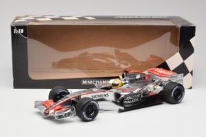 McLaren MP4-25 Mercedes #2 L. Hamilton Showcar 2010 Minichamps 1:18 110100006-R1 Metall — bild 6 av 6
