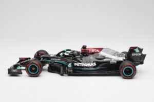 Mercedes AMG W12 Petronas #44 L. Hamilton Spanish GP 100th Pole 2021 Minichamps 1:18 110210444 Resin — bild 3 av 7