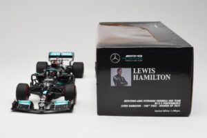 Mercedes AMG W12 Petronas #44 L. Hamilton Spanish GP 100th Pole 2021 Minichamps 1:18 110210444 Resin — bild 6 av 7