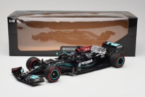 Mercedes AMG W12 Petronas #44 L. Hamilton Spanish GP 100th Pole 2021 Minichamps 1:18 110210444 Resin — bild 7 av 7