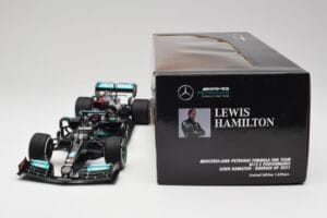 Mercedes AMG W12 #44 L. Hamilton Bahrain GP 2021 Minichamps 1:18 110210144 Metall — bild 7 av 7