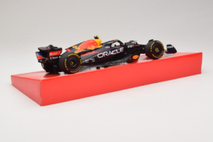 Red Bull Racing RB18 #1 M. Verstappen Oracle Winner Dutch GP 2022 Minichamps 1:18 113223501 Metall — bild 3 av 7