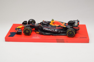 Red Bull Racing RB18 #1 M. Verstappen Oracle Winner Dutch GP 2022 Minichamps 1:18 113223501 Metall