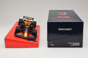 Red Bull Racing RB18 #1 M. Verstappen Oracle Winner Dutch GP 2022 Minichamps 1:18 113223501 Metall — bild 6 av 7
