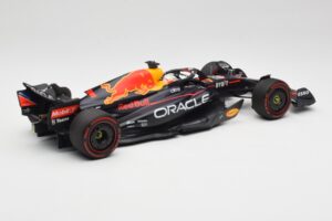 Oracle Red Bull Racing RB18 #1 M. Verstappen Winner Belgian GP 2022 Minichamps 1:18 110221401 Metall — bild 2 av 7