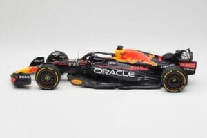 Oracle Red Bull Racing RB18 #1 M. Verstappen Winner Italian GP 2022 Minichamps 1:18 110221601 Metall — bild 3 av 7