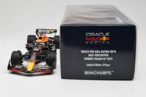 Oracle Red Bull Racing RB18 #1 M. Verstappen Winner Italian GP 2022 Minichamps 1:18 110221601 Metall — bild 6 av 7