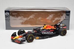 Oracle Red Bull Racing RB18 #1 M. Verstappen Winner Italian GP 2022 Minichamps 1:18 110221601 Metall — bild 7 av 7