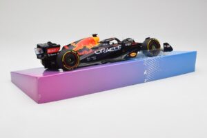 Red Bull Racing RB18 #1 M. Verstappen Winner Miami GP 2022 Minichamps 1:18 113220501 Metall — bild 3 av 7