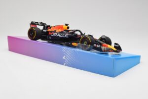 Red Bull Racing RB18 #1 M. Verstappen Winner Miami GP 2022 Minichamps 1:18 113220501 Metall — bild 4 av 7