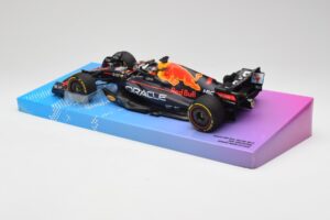 Red Bull Racing RB18 #1 M. Verstappen Winner Miami GP 2022 Minichamps 1:18 113220501 Metall — bild 5 av 7