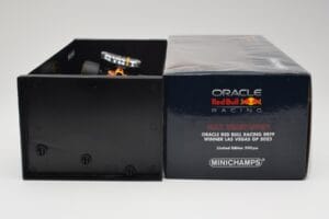 Oracle Red Bull Racing RB19 #33 M. Verstappen Las Vegas GP Winner 2023 Minichamps 1:18 110232201 Resin — bild 6 av 7