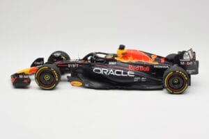 Oracle Red Bull Racing RB19 #1 M. Verstappen Winner Abu Dhabi GP 2023 Minichamps 1:18 110232301 Metall — bild 3 av 7