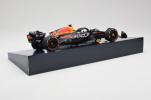 Red Bull Racing RB19 #11 S. Perez Winner Saudi Arabian GP 2023 Minichamps 1:18 113230111 Metall — bild 3 av 6