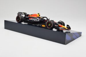 Red Bull Racing RB19 #11 S. Perez Winner Saudi Arabian GP 2023 Minichamps 1:18 113230111 Metall — bild 4 av 6