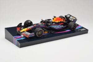Oracle Red Bull Racing RB19 #33 M. Verstappen Miami GP 2023 Case Edition Minichamps 1:18 113233501 Resin — bild 2 av 7