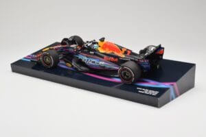 Oracle Red Bull Racing RB19 #33 M. Verstappen Miami GP 2023 Case Edition Minichamps 1:18 113233501 Resin — bild 5 av 7