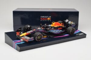 Oracle Red Bull Racing RB19 #33 M. Verstappen Miami GP 2023 Case Edition Minichamps 1:18 113233501 Resin — bild 7 av 7