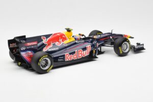 Red Bull Racing RB7 #2 M. Webber Showcar F1 2011 Minichamps 1:18 110110072 Metall — bild 2 av 6