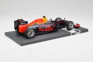 Red Bull RB12 #33 M. Verstappen Spain GP Winner 2016 Minichamps 1:18 117160333 Metall — bild 3 av 7