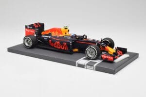 Red Bull RB12 #33 M. Verstappen Spain GP Winner 2016 Minichamps 1:18 117160333 Metall — bild 4 av 7