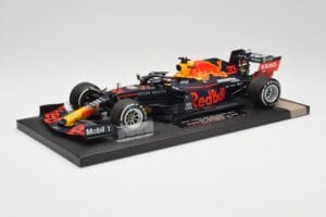 Red Bull RB16 #33 M. Verstappen Red Bull Racing 70th Anniversary GP Winner 2020 Minichamps 1:18 113200533-M1 Resin — bild 2 av 7