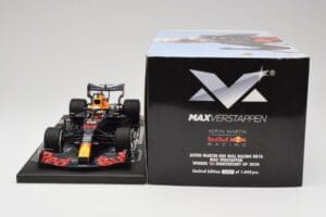 Red Bull RB16 #33 M. Verstappen Red Bull Racing 70th Anniversary GP Winner 2020 Minichamps 1:18 113200533-M1 Resin — bild 6 av 7