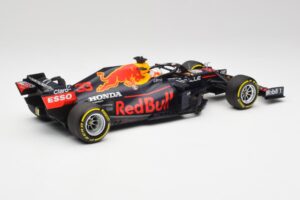 Red Bull RB16B #33 M. Verstappen Emilia Romagna GP Winner Mid Race Tyres 2021 Minichamps 1:18 110210133 Metall — bild 2 av 7