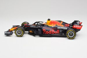 Red Bull RB16B #33 M. Verstappen Emilia Romagna GP Winner Mid Race Tyres 2021 Minichamps 1:18 110210133 Metall — bild 3 av 7