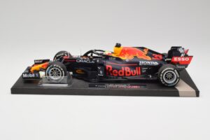 Red Bull RB16B #33 M. Verstappen Styrian & Austrian GP Winner 2021 Minichamps 1:18 113210933 Metall
