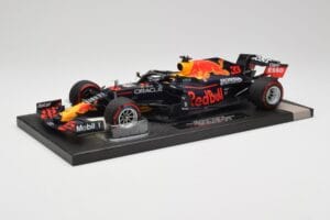 Red Bull RB16B #33 M. Verstappen Abu Dhabi GP 2021 Winner Missing Figurine & Pitboard Minichamps 1:18 113212333 Resin — bild 2 av 7