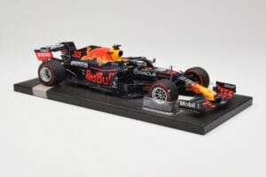 Red Bull RB16B #33 M. Verstappen Abu Dhabi GP 2021 Winner Missing Figurine & Pitboard Minichamps 1:18 113212333 Resin — bild 4 av 7