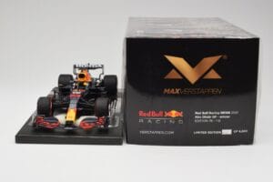 Red Bull RB16B #33 M. Verstappen Abu Dhabi GP 2021 Winner Missing Figurine & Pitboard Minichamps 1:18 113212333 Resin — bild 6 av 7