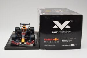 Red Bull RB16B #33 M. Verstappen Belgian GP 2021 Winner Minichamps 1:18 113211333 Resin — bild 7 av 7