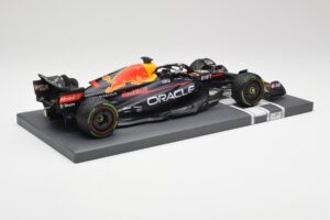 Red Bull RB18 #1 M. Verstappen Japan GP Winner No Figure 2022 Minichamps 1:18 113221801B Metall — bild 3 av 7