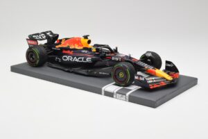 Red Bull RB18 #1 M. Verstappen Japan GP Winner No Figure 2022 Minichamps 1:18 113221801B Metall — bild 4 av 7