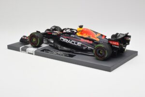 Red Bull RB18 #1 M. Verstappen Japan GP Winner No Figure & Pitboard 2022 Minichamps 1:18 113221801FB Metall — bild 5 av 7