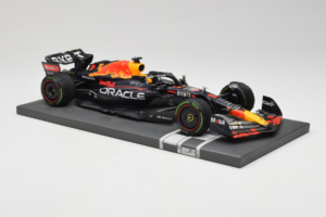 Red Bull Racing RB18 #1 M. Verstappen Japan GP Winner 2022 Minichamps 1:18 113221801FB-R1 Metall — bild 4 av 8